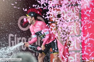 giro d'italia simon yates maglia rosa nervesa della battaglia